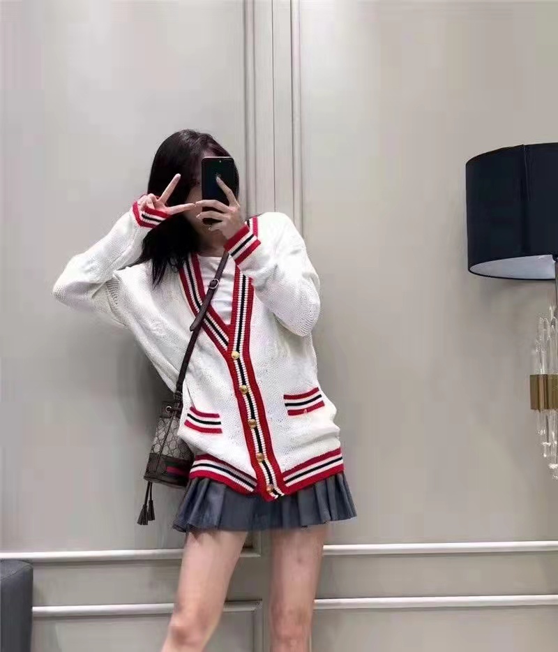 <b>羊毛衫怎么搭配好看呢（黄色皮肤穿什么颜色的羊毛衫好呢）</b>